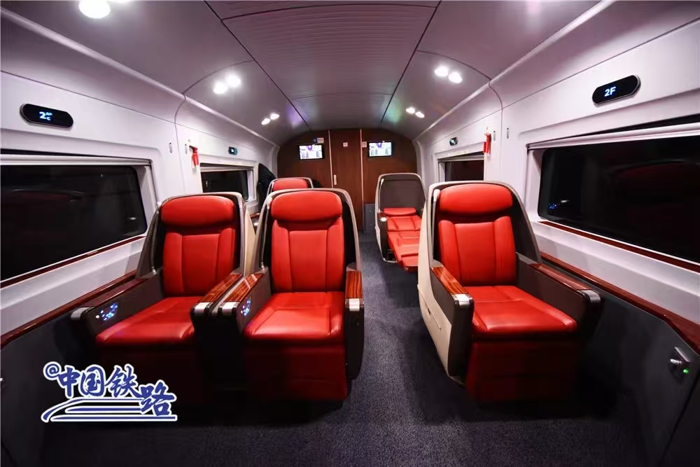 高铁改变周末出行：便捷旅行开启美好生活新篇章